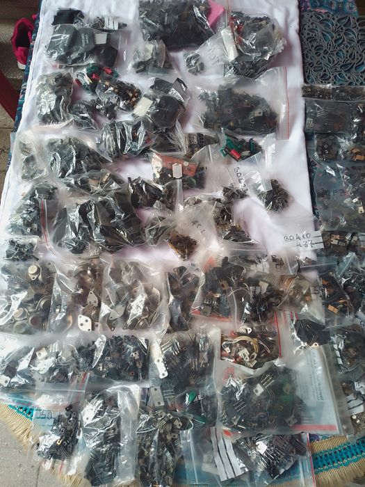 Lot mii Tranzistori/Circuite integrate/Rezistențe/Condensatori etc