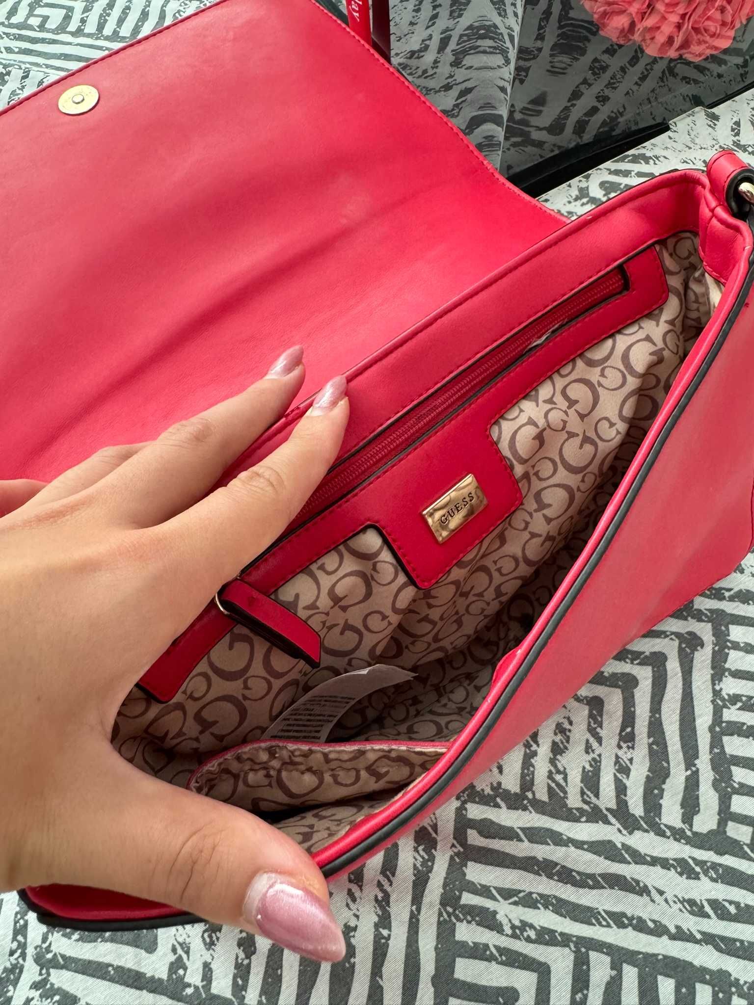 Маркова чанта Guess