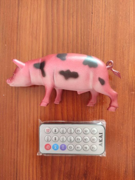 Играчка прасе. Играчка глиган. Детска играчка.