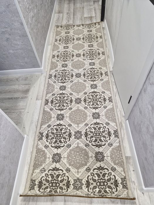 Ковёр дорожки в хорошем состоянии