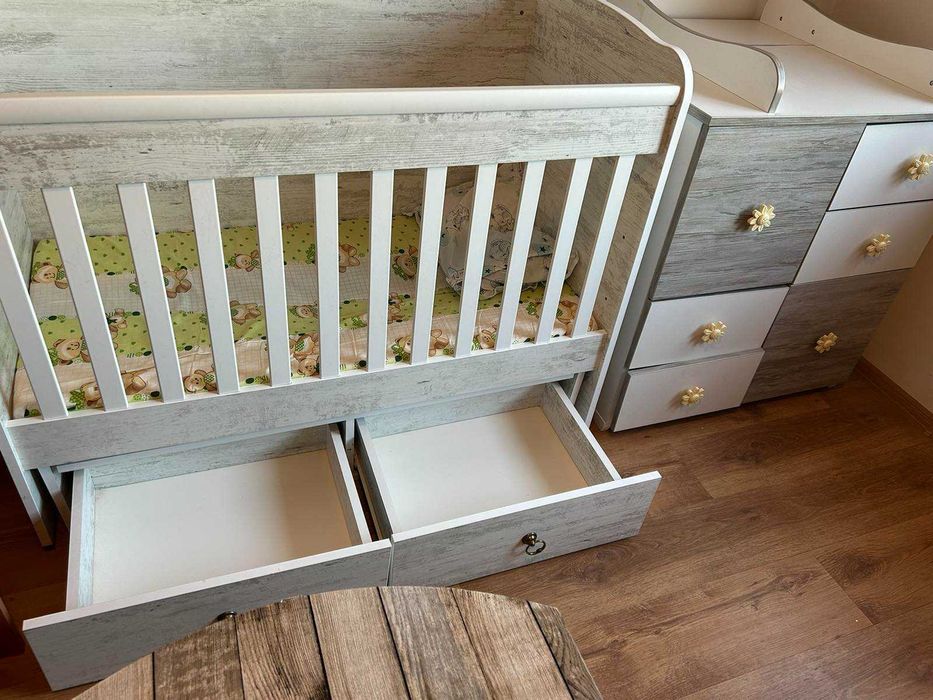 Детска кошара и скрин за дрехи комбиниран с повивалник