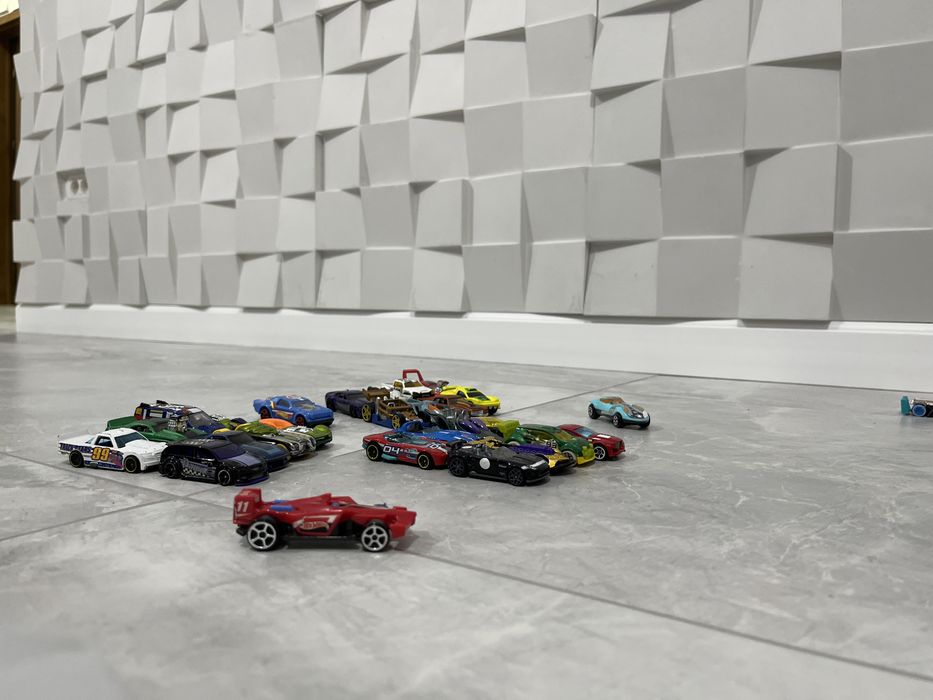 Vând mașinuțe HOT Wells