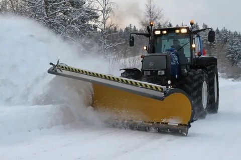 Погрузчик, трактор с боковым отвалом и клином очистка снего