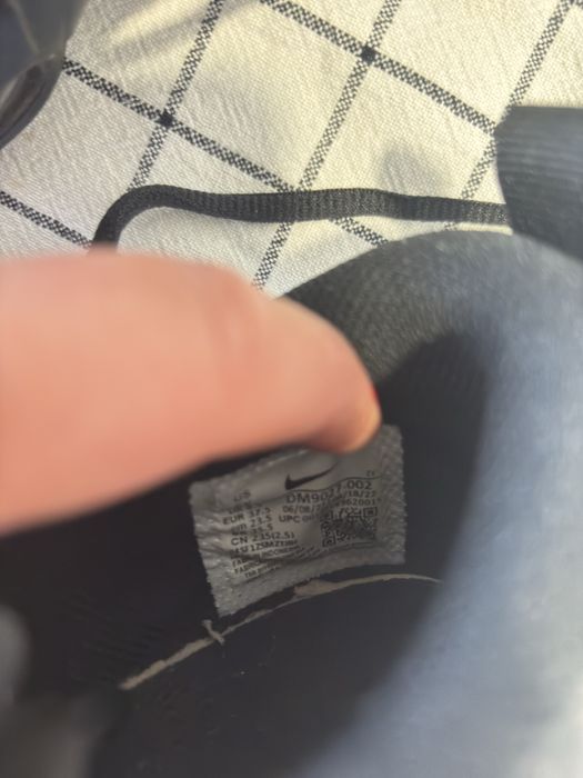 Nike обувки.