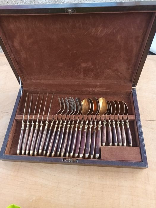 Set tacamuri din alama, Royale