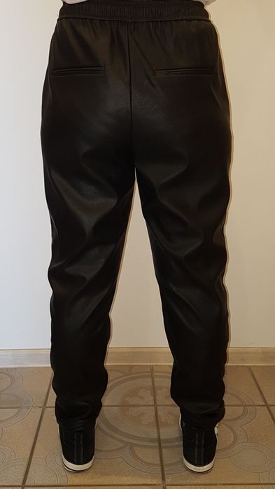 Pantaloni piele Pull&Bear , măr M