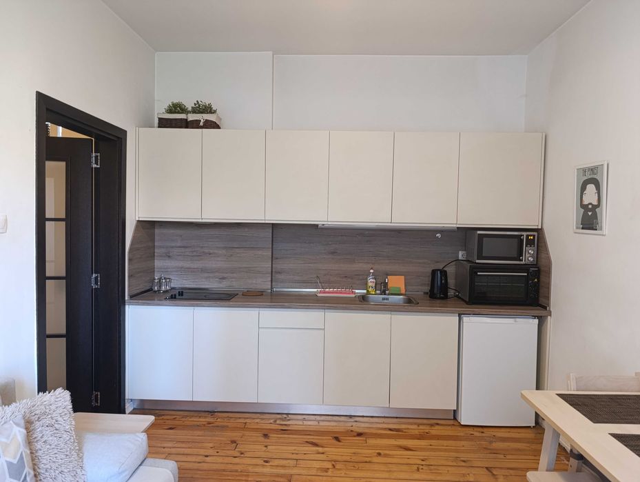 Продавам 2-стаен обзаведен апартамент в топ център