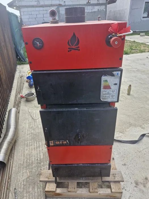 Vând centrală pe lemne