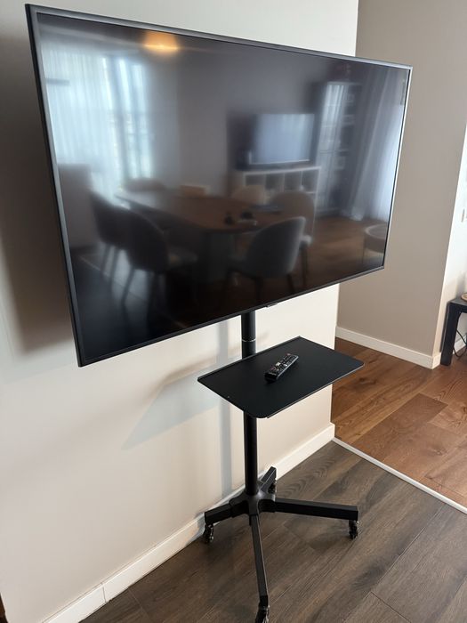 Vand TV Samsung 138 cm, 4K, ultra HD si stand mobil