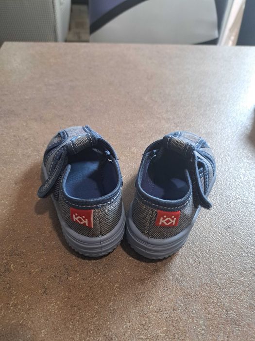 Продавам пантофи НОСЕНИ за момчета 22 размер и 24 размер.