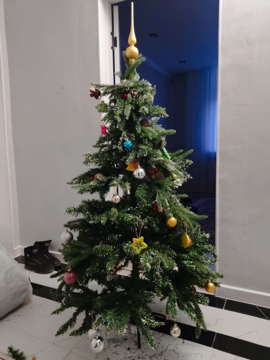 Ёлка ойыншактарымен