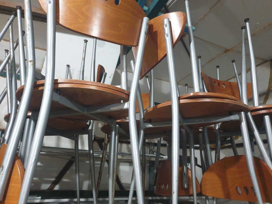 Дървени маси и столове