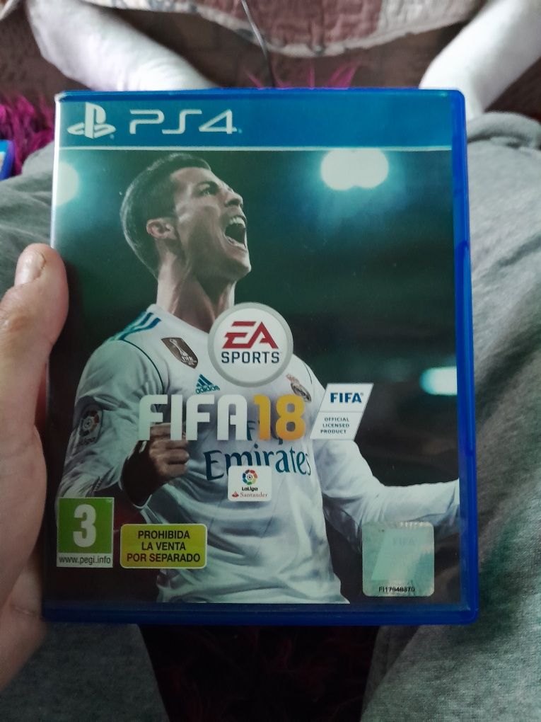 Vând ps4 sau dau la schimb cu o trotinetă elctrică, consola vine cu 8