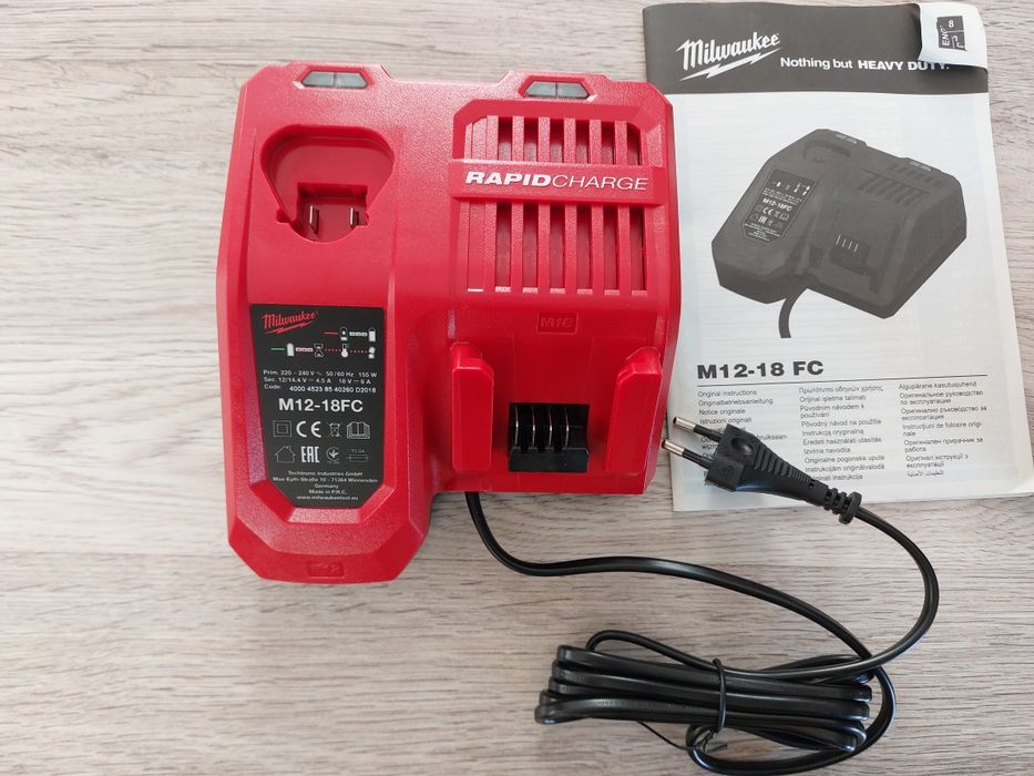 Set milwaukee Încărcător rapid și baterie acumulator 2 amperi noi