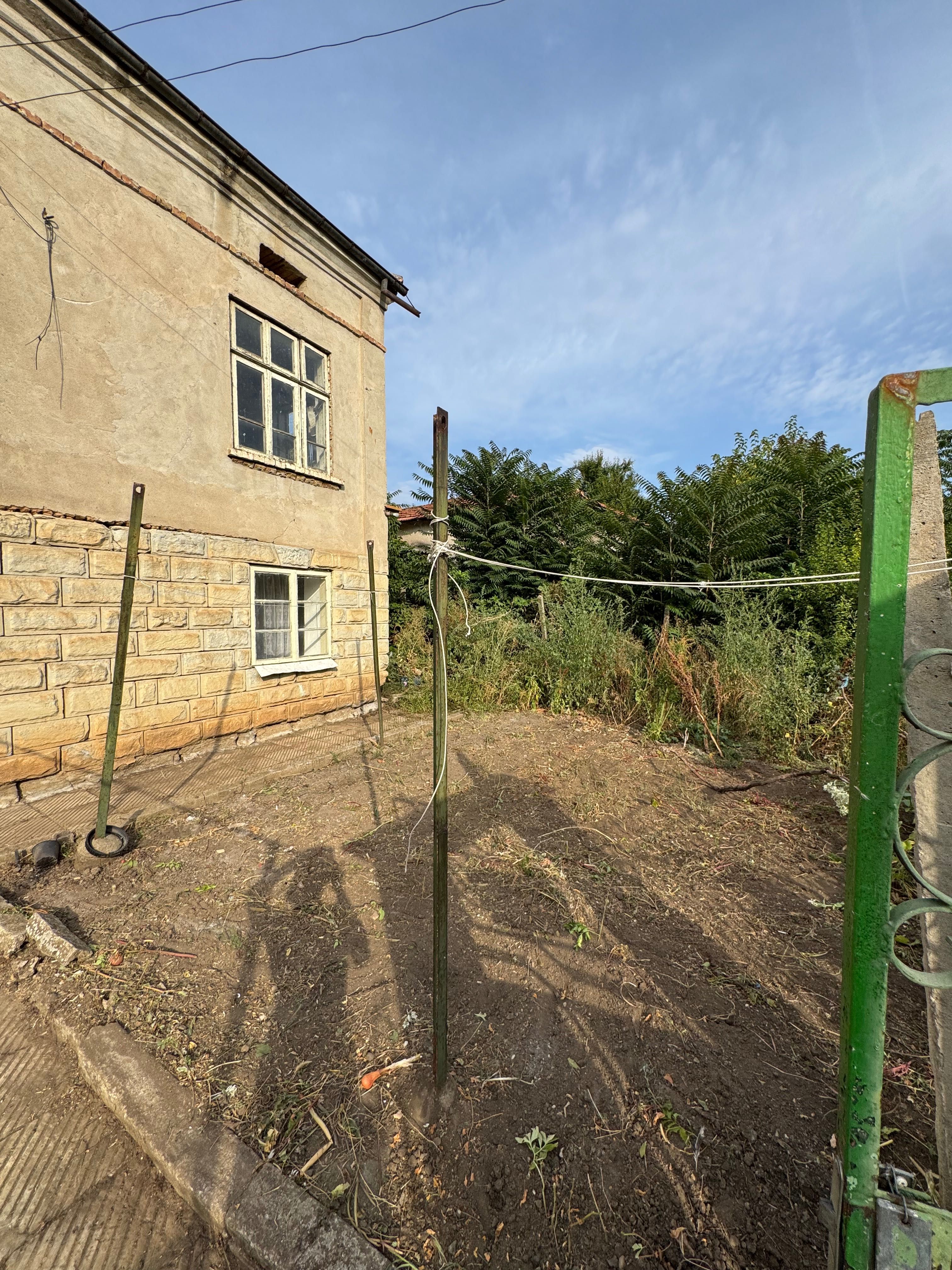 Продава се къща с двор в гр. Лозница, обл. Разград