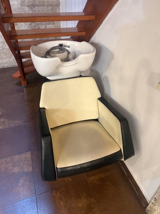 Vand 4 scaune coafor si 2 scafe