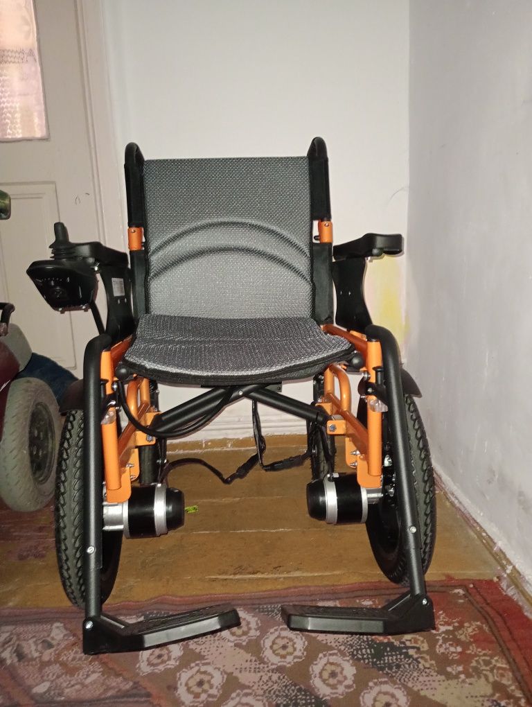 Scaun rulant pentru persoane cu handicam