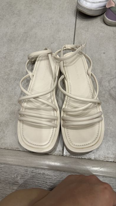 Босоножки на толстой подошве