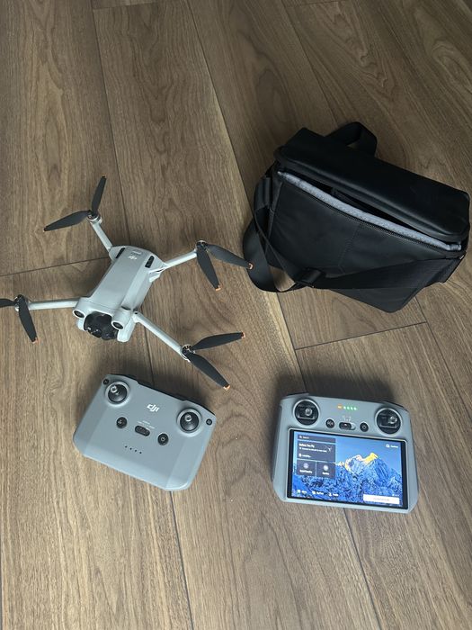 Dronă DJI Mini 3 Pro + telecomandă + husă – stare excelentă