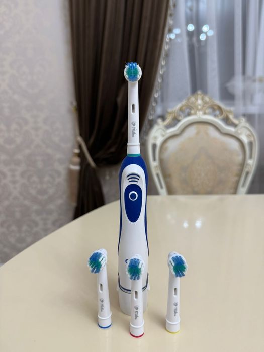 В продаже имеется электрическая зубная щётка с насадками .