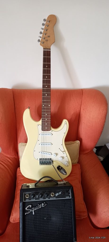 Chitară electrică tip Stratocaster și amplificator Squier