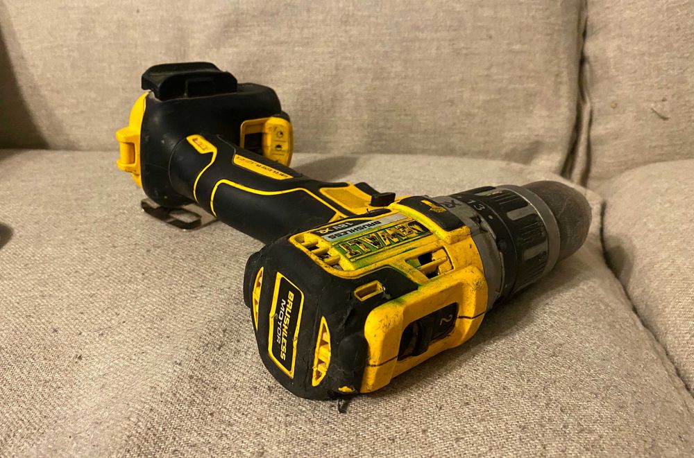 Masina gaurit si insurubat percutie Dewalt DCD796 18V brushless corp