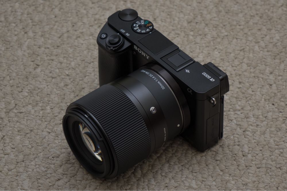 Sony a6500 вместе с объективом sigma 30mm f1.4