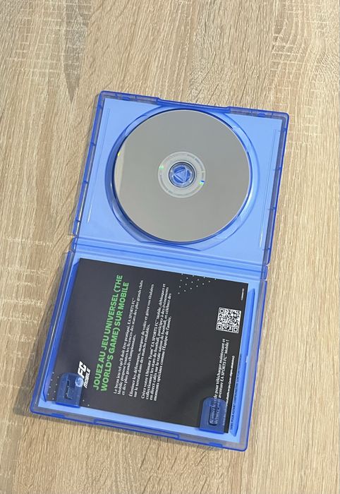 PlayStation 4 Slim + Controller + Joc FC24 – Stare excelentă!