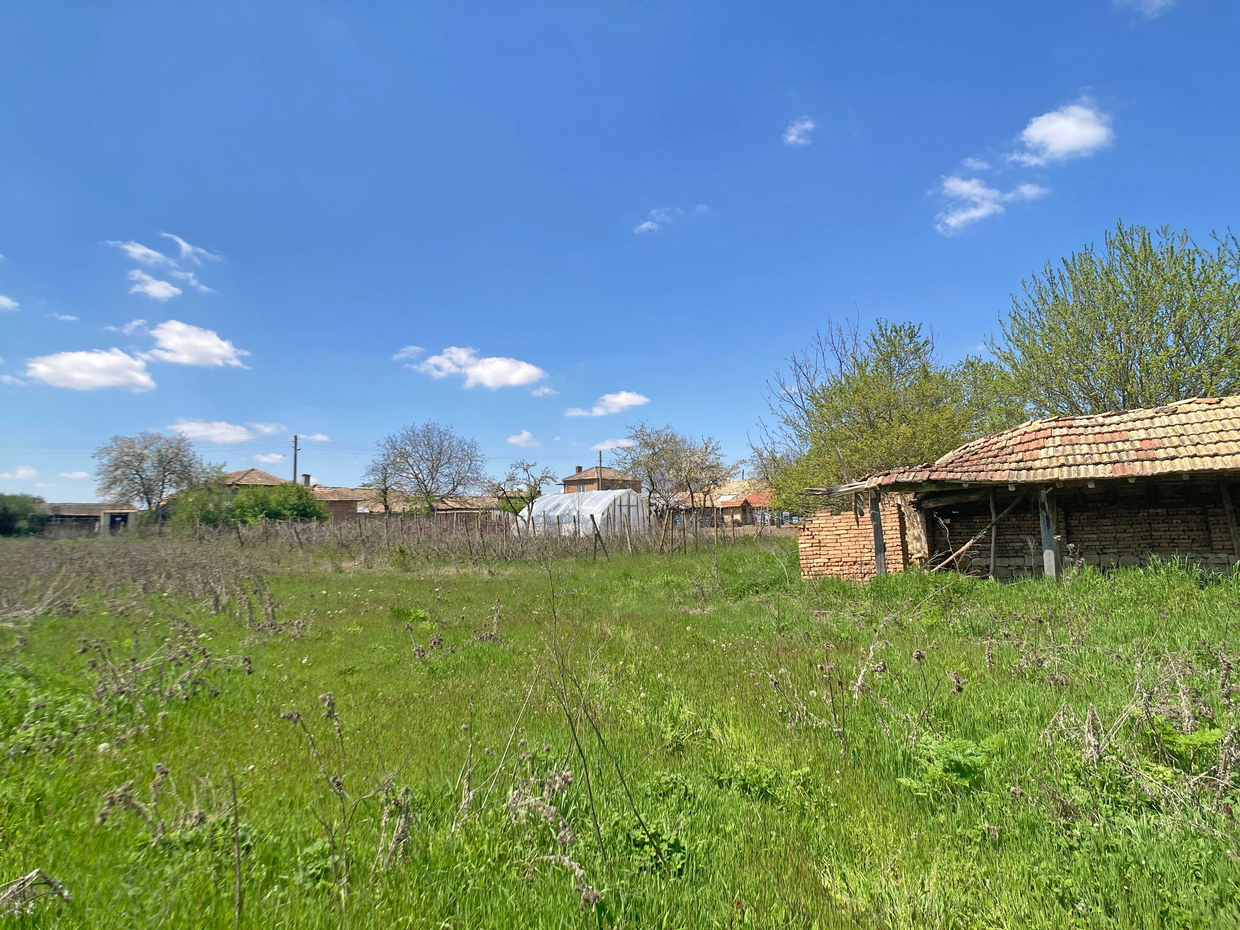 Продава се тухлена къща с двор 870 кв.м. и КЛАДЕНЕЦ в с. Изворник.