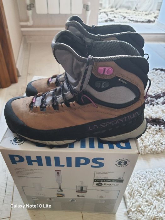 Vând ghete de mers pe munte la sportiva.