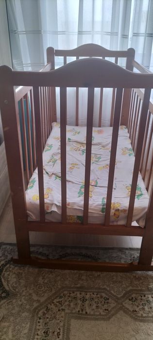 Продам детскую кроватку с матрасом