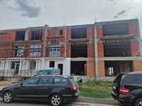 Vând o parte de 445 m într o casa în rosu