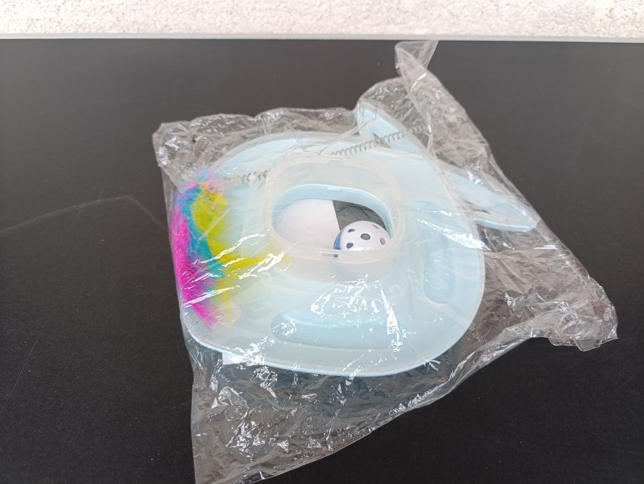 jucarie interactiva pista pentru pisici cu minge cu clopotel si pene