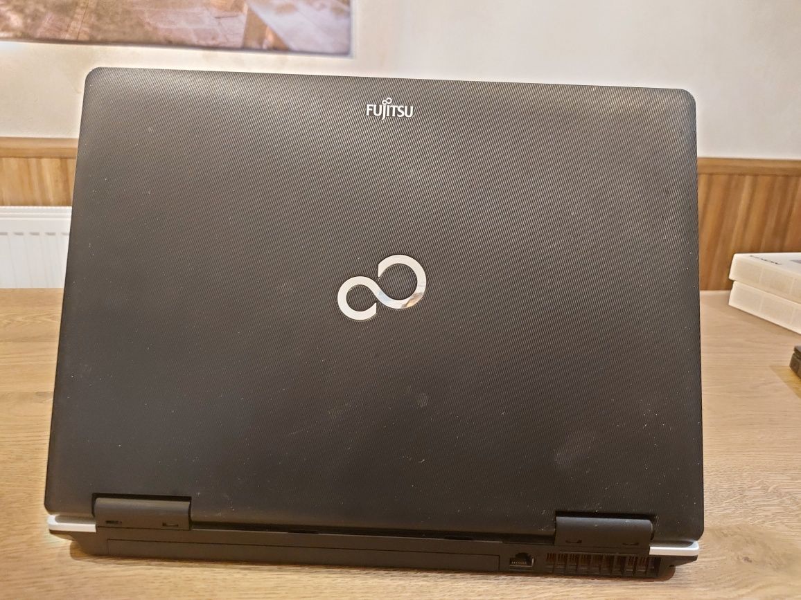 Fujitsu lifebook s series i3, RAM 4GB SSD 256