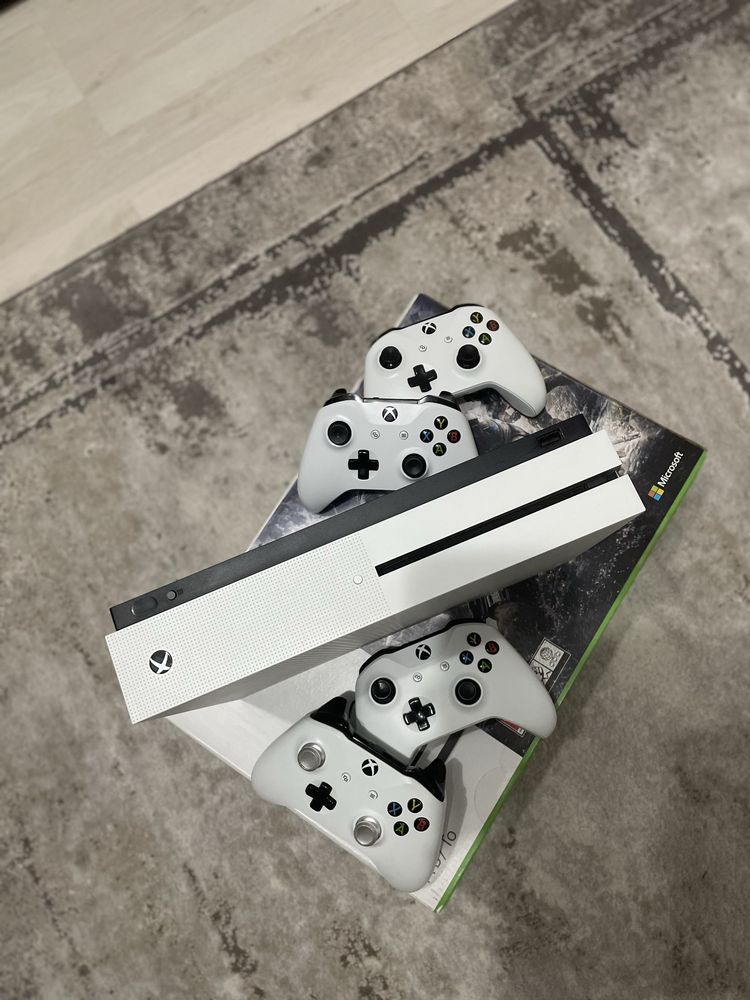 Vand consolă Xbox one s 1TB cu FIFA21.