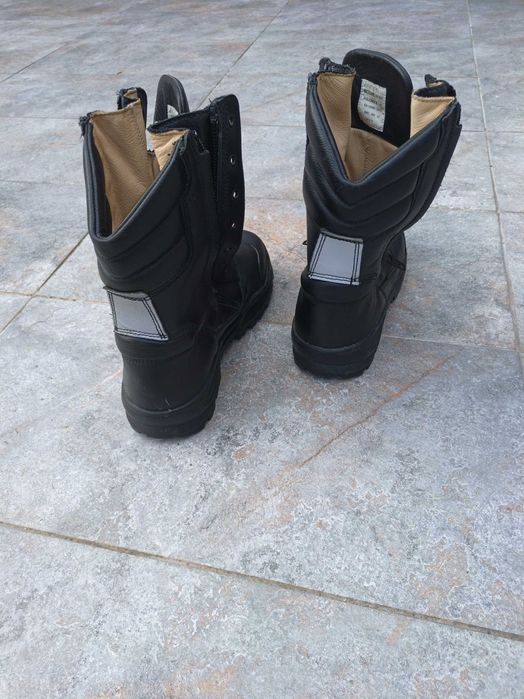 Vând bocanci pompieri