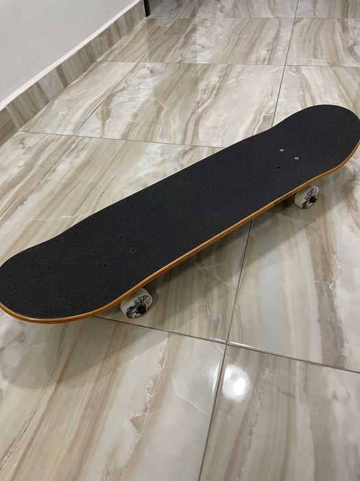 Skateboard nou / casca