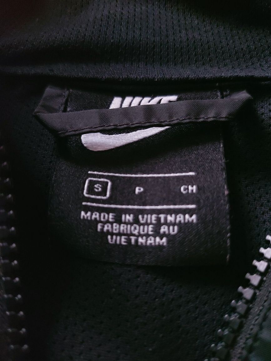 Vând geacă de primăvară nike windrunner