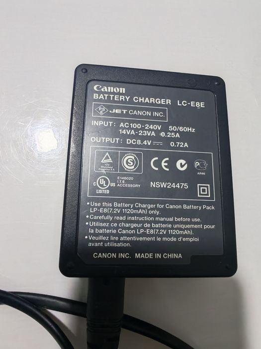 Зарядное устройство для аккумуляторов Canon LC-E8E. 
Предназначено