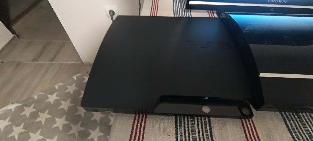 Продавам 3 playstation 3 плюс 1DVD и три кабела