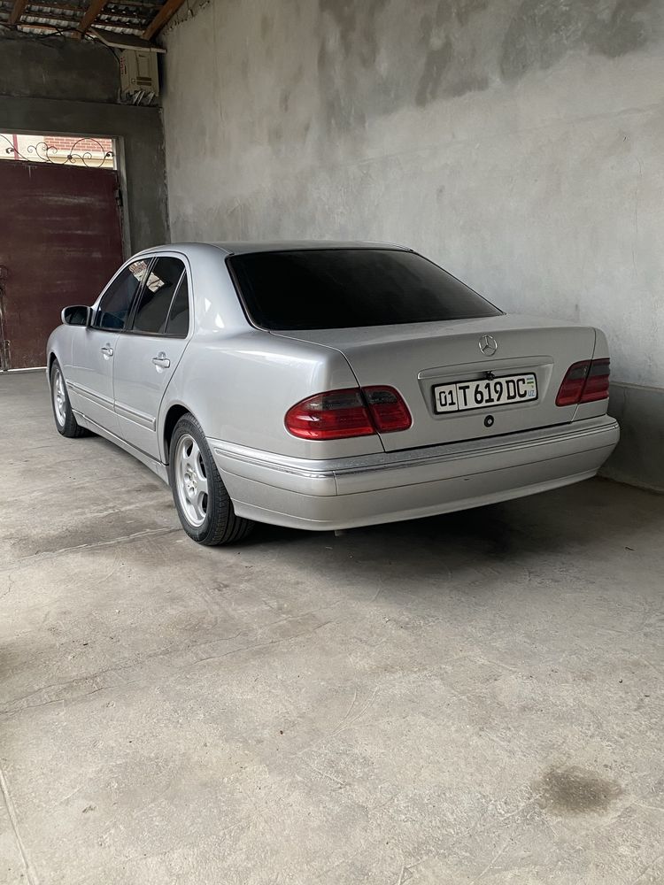 Mercedes Benz E200