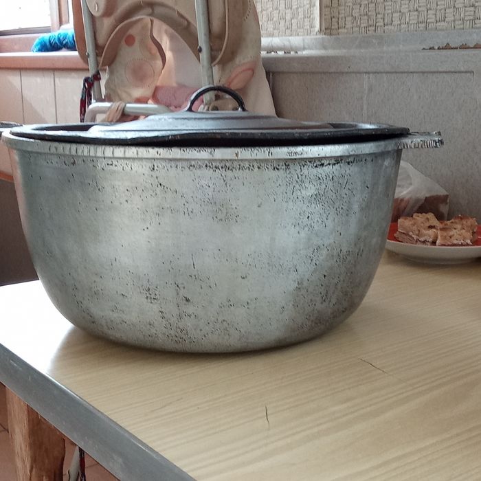 Посуда , казан .