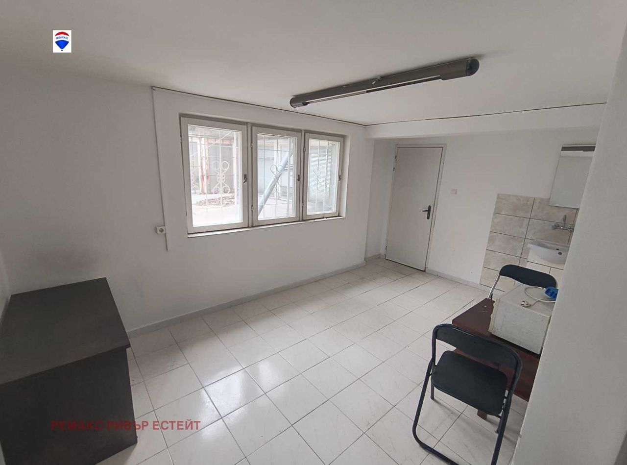 Дава се под наем Офис в Русе, Център - 25 кв.м за 102 € - Снимка #2