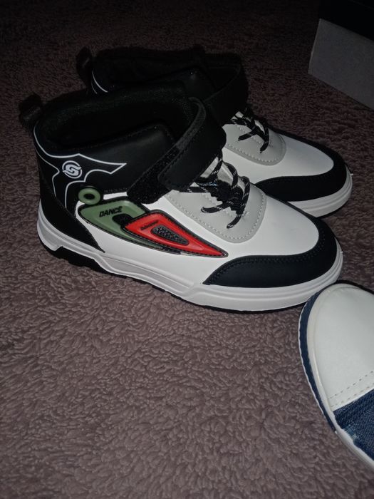 Vând adidași copii.