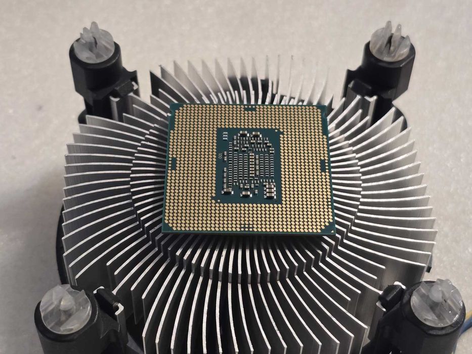 Procesor Intel Core i3-8100 4-Cores 3.60GHz 6MB Cache, Gen. a 8-a, BOX