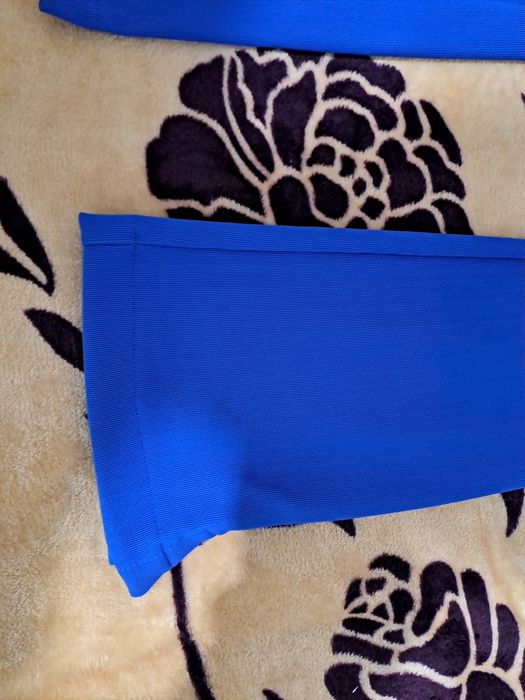 Pantaloni albastrii și bluza roza