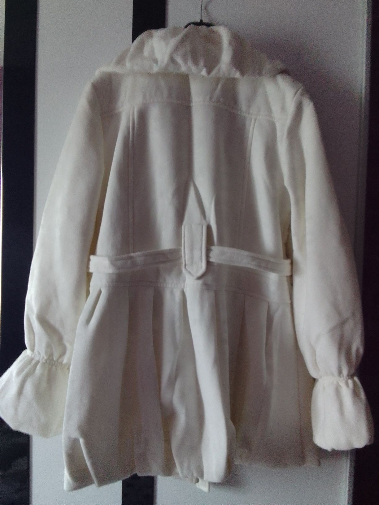 Продавам палто,яке Адидас късо,бяло късо якенце тип палтенце