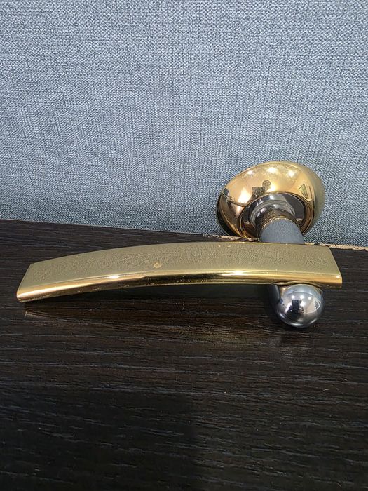 Продам дверную ручку ARCHIE в количестве 2 шт