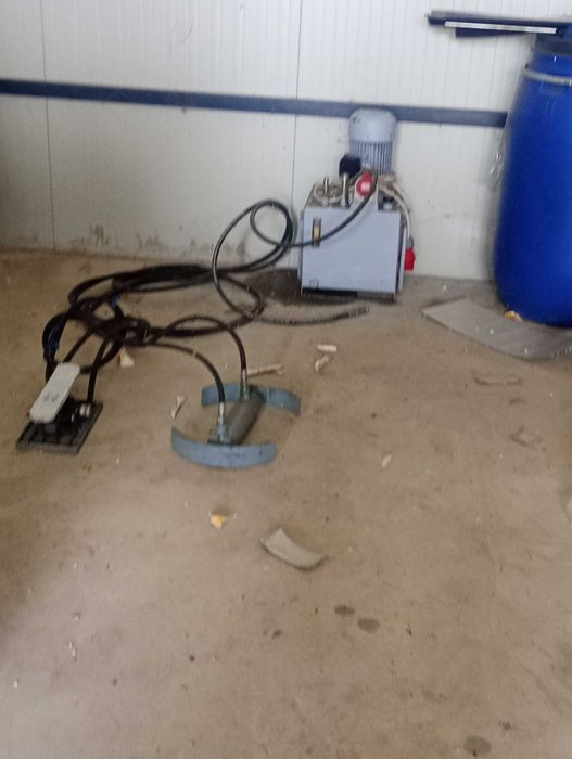 Presa hidraulica pentru earthship, constructii