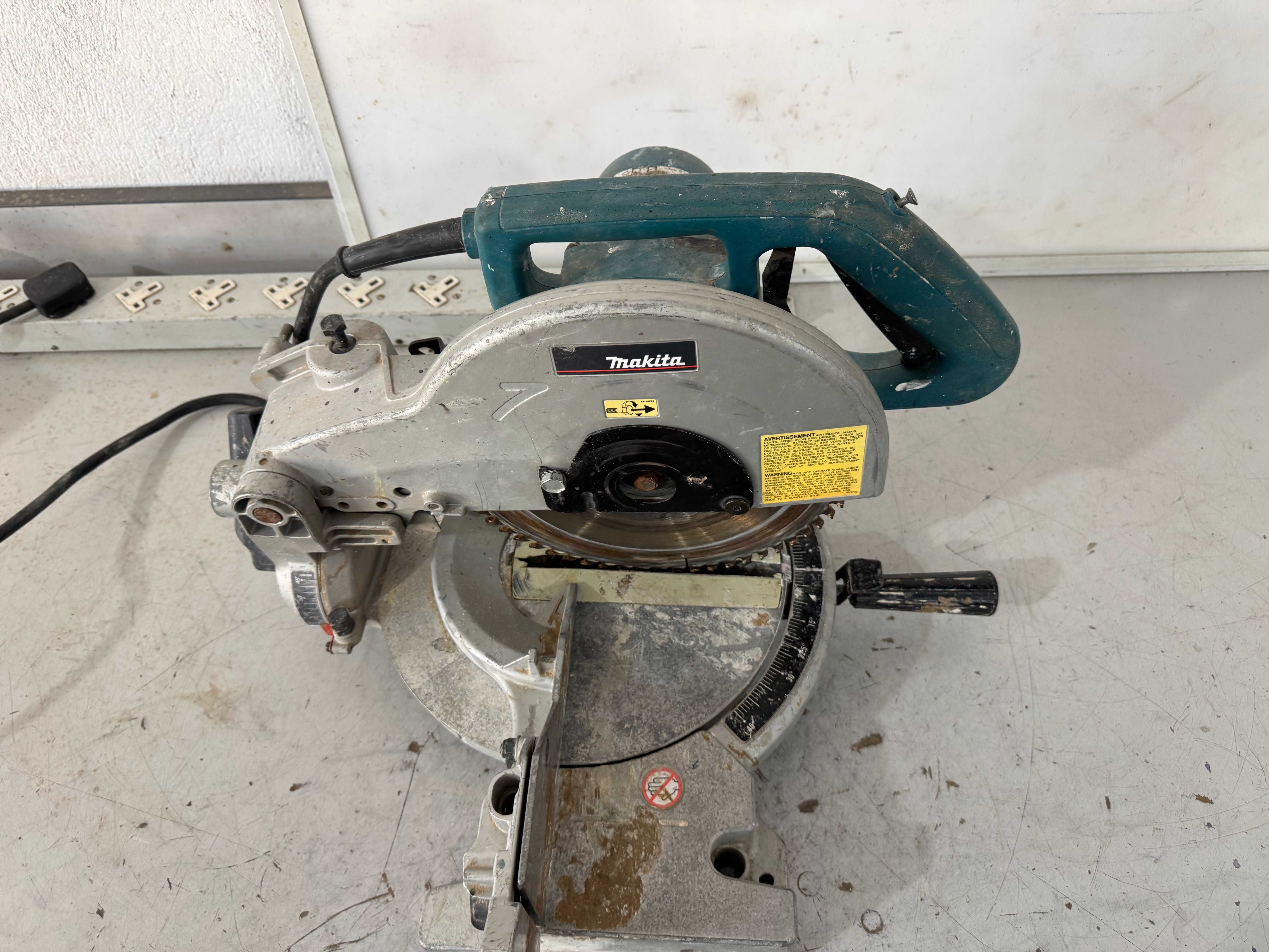 Циркуляр пендула - Makita 110 V / 1650 W / 255 mm